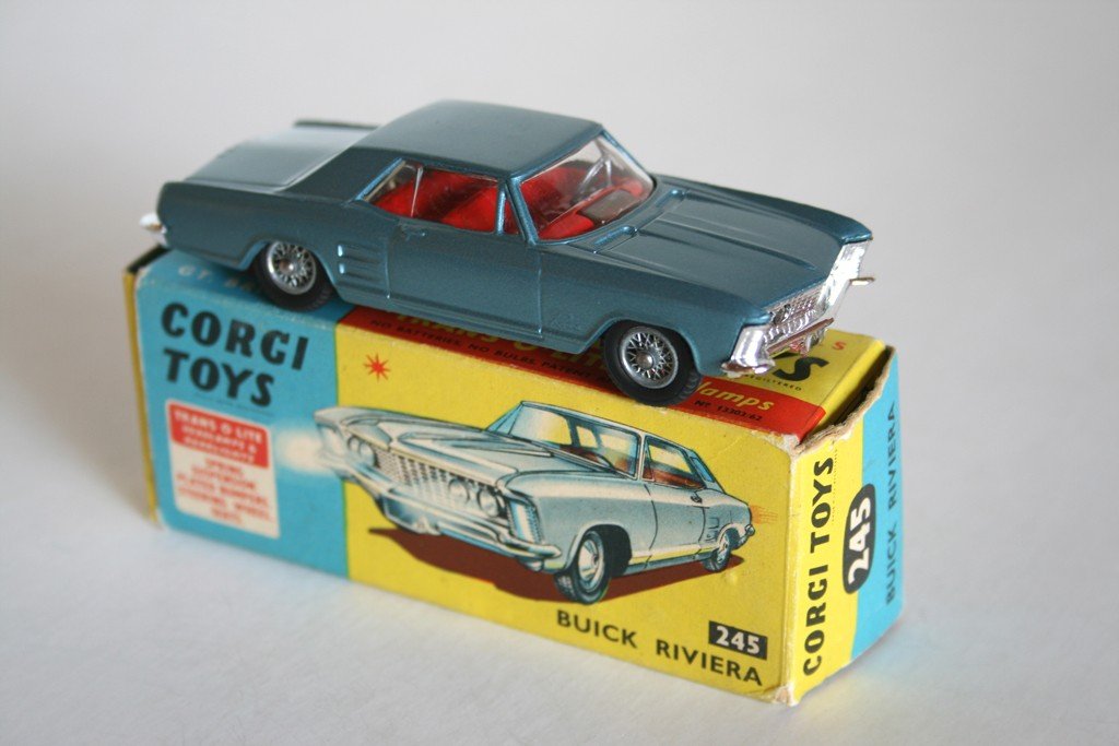CORGI TOYS 245 60’S GREAT BRITAIN VINTAGE DIE CAST TOY CAR BUICK RIVIERA TRANS-O-LITE IN BOX