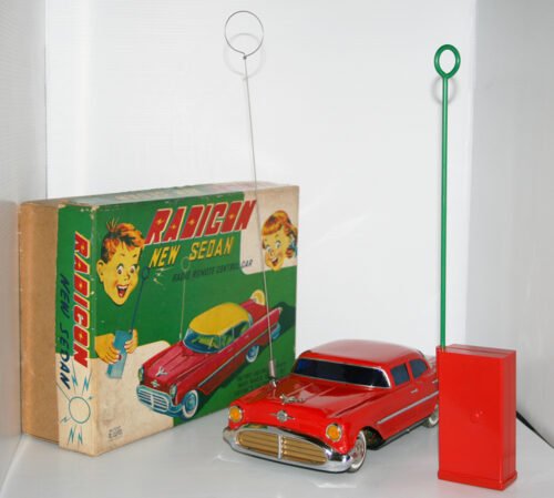 Masudaya 50’s Oldsmobile 1956 Radicon New Sedan Battery Operated R/C in Box 13.75 inches (35 cm) original tin toy car - Image 3