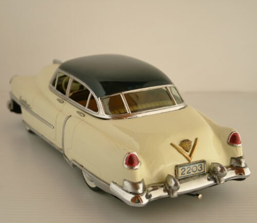 Marusan Kosuge Japan 50’s Cadillac 1951 in Box Battery Operated 12.75 inches (32.5 cm) original tin toy car - Image 5