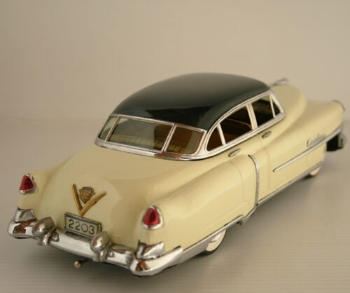 Marusan Kosuge Japan 50’s Cadillac 1951 in Box Battery Operated 12.75 inches (32.5 cm) original tin toy car - Image 6