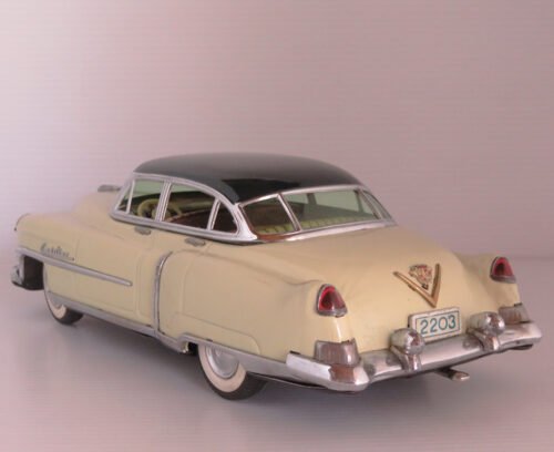 Marusan Kosuge Japan 50’s Cadillac 1951 Battery Operated 12.75 inches (32.5 cm) original tin toy car - Image 4